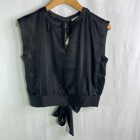choklate Tops - NWT Choklate black sleeveless cropped keyhole opening  top blouse